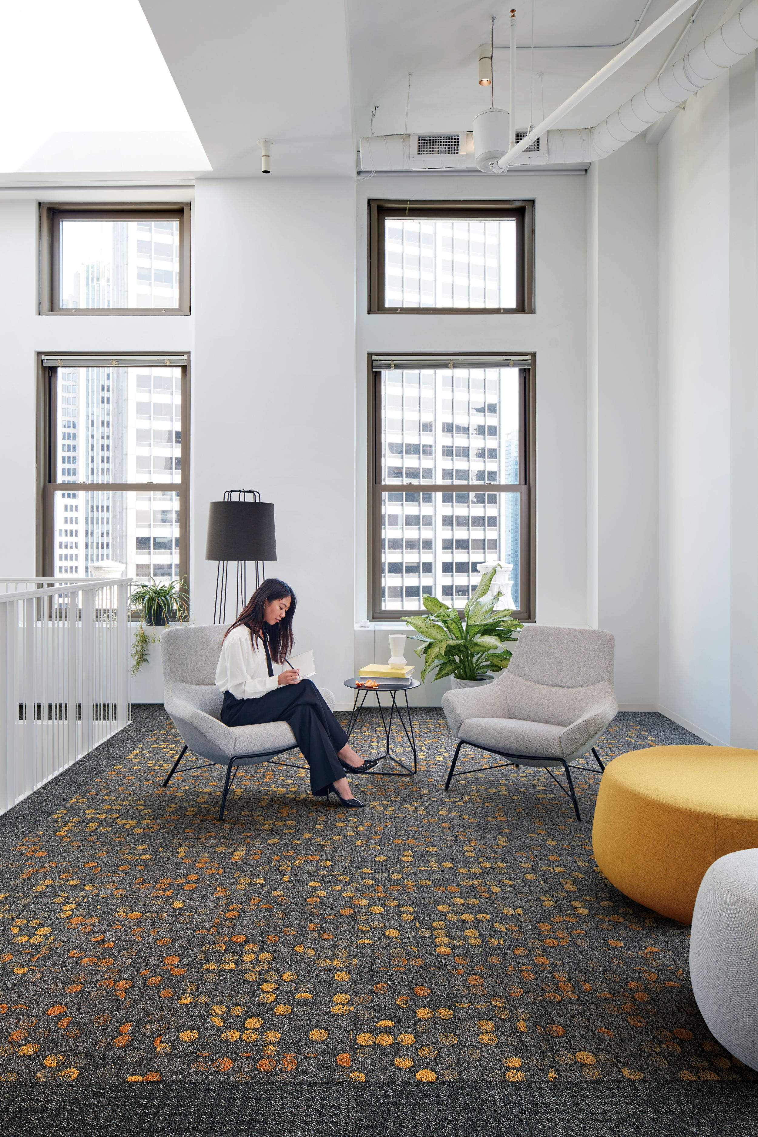 image Interface Broome Street and Wheler Street carpet tile in lobby area with woman seated numéro 3